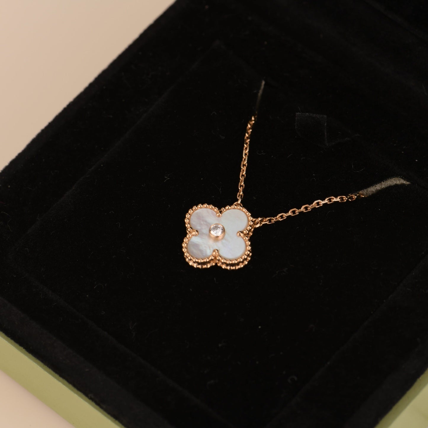 [Bijoux Regalia] COLLIER FRITILLARIA BLANC DIAMANT TRÈFLE 15 MM
