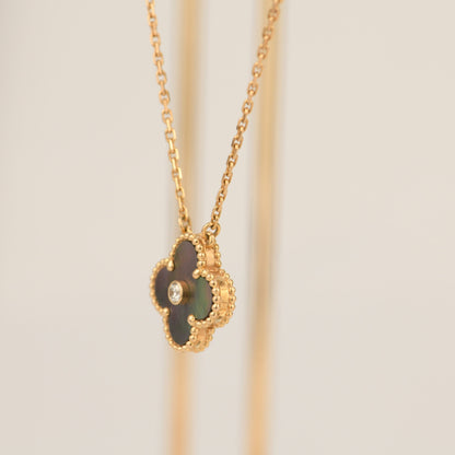 [Bijoux Regalia] COLLIER TRÈFLE DIAMANT ET NACRE GRISE 15 MM
