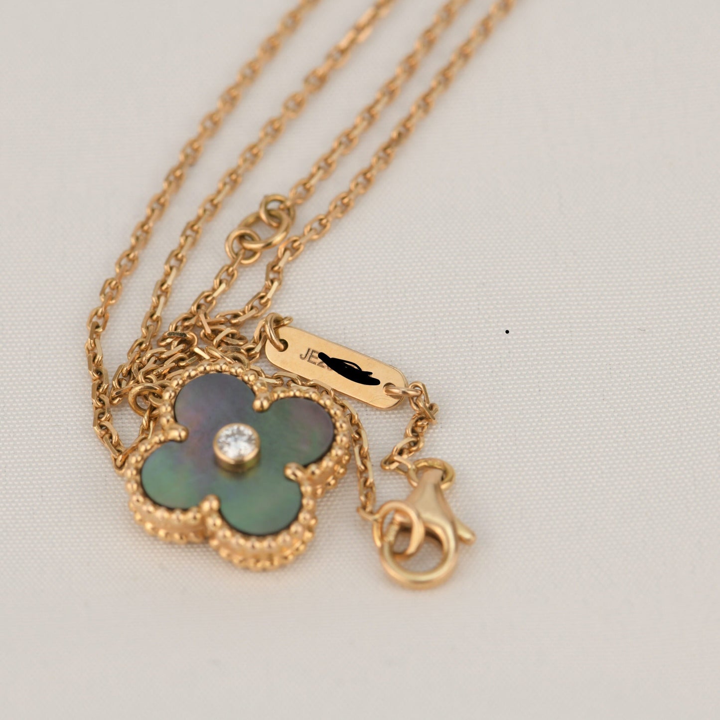[Bijoux Regalia] COLLIER TRÈFLE DIAMANT ET NACRE GRISE 15 MM