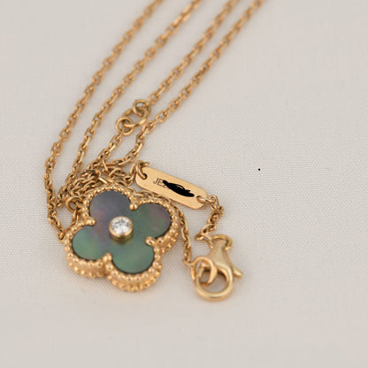 [Bijoux Regalia] COLLIER TRÈFLE DIAMANT ET NACRE GRISE 15 MM