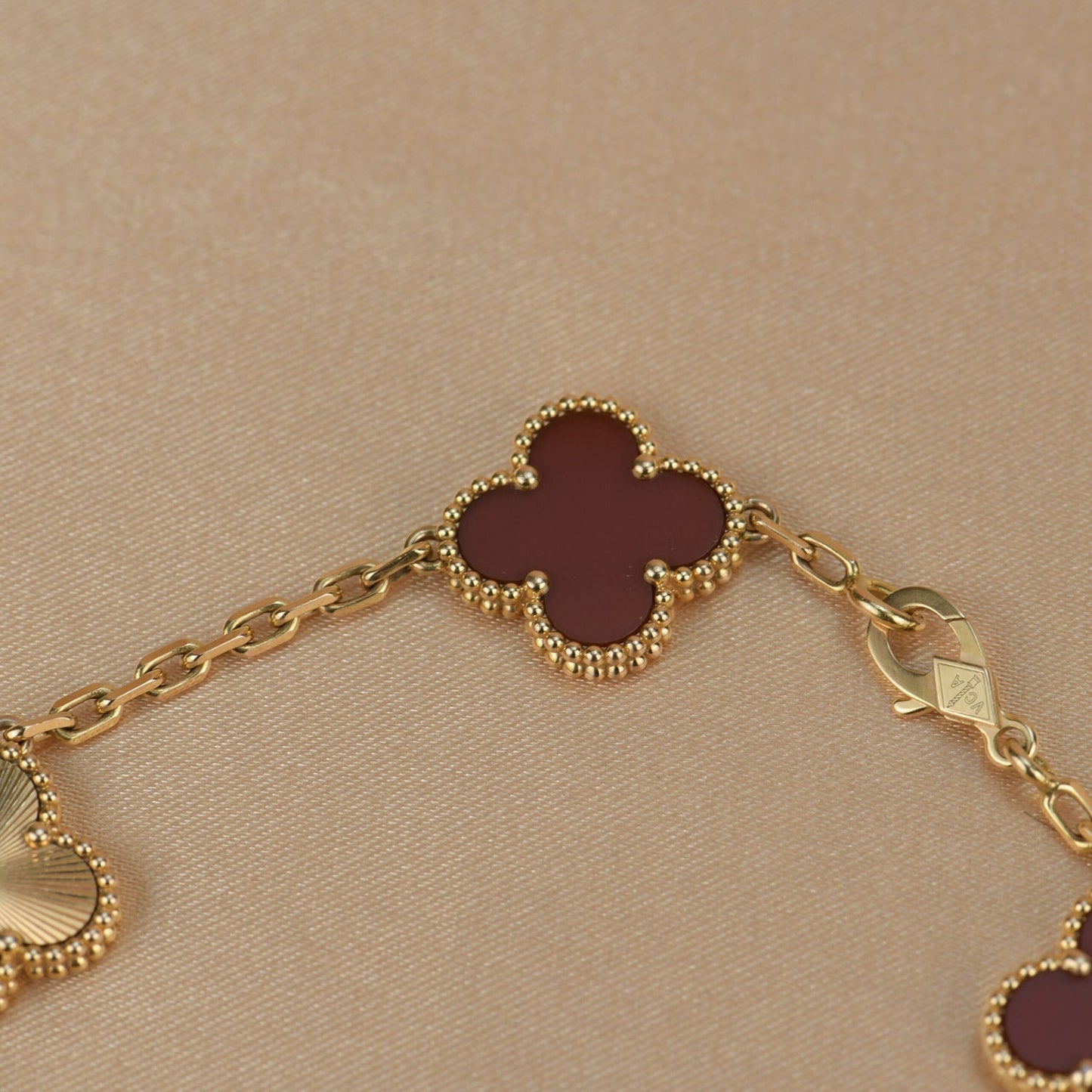 [Bijoux Regalia]BRACELET EN OR CORNALINE À 5 MOTIFS TRÈFLE 