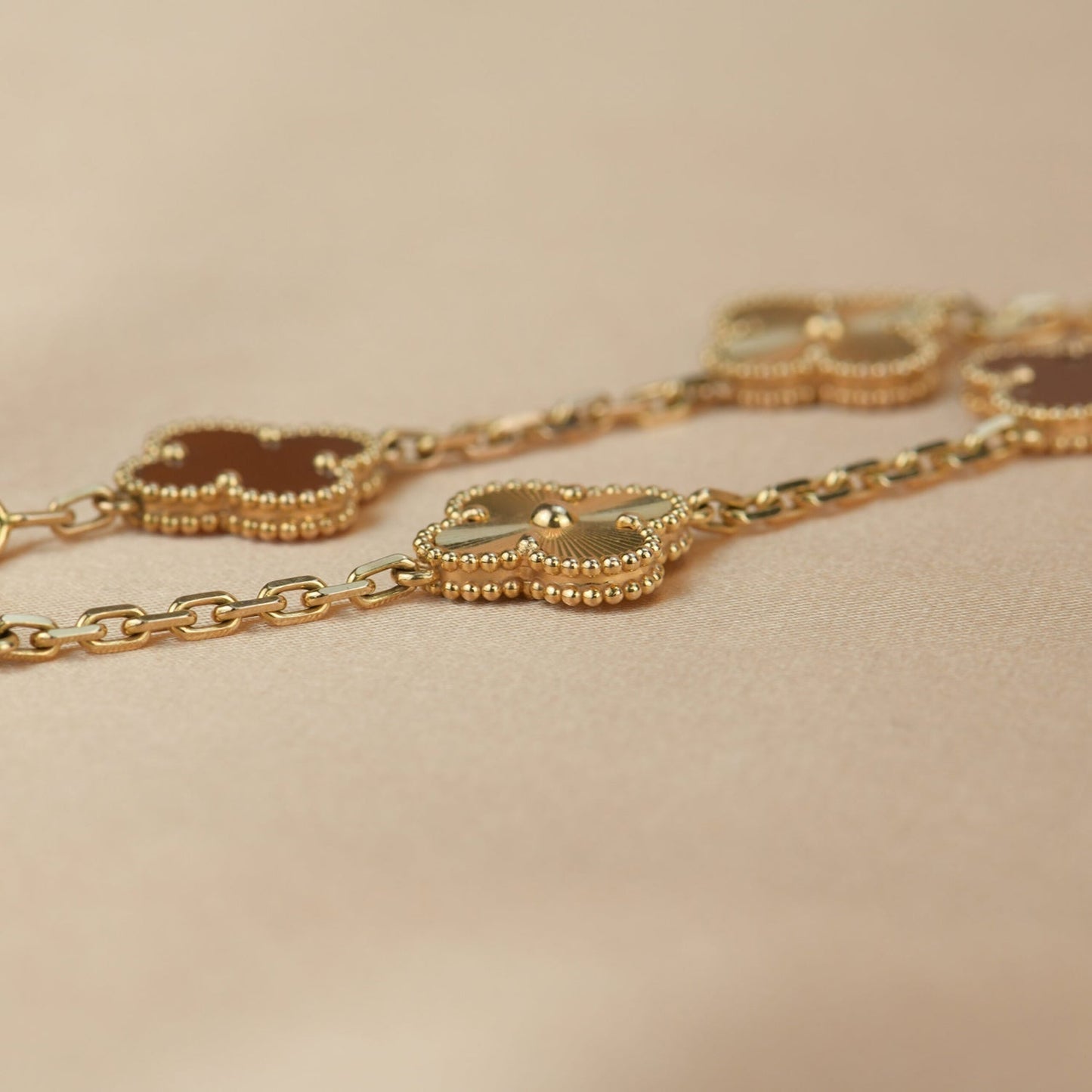[Bijoux Regalia]BRACELET EN OR CORNALINE À 5 MOTIFS TRÈFLE 