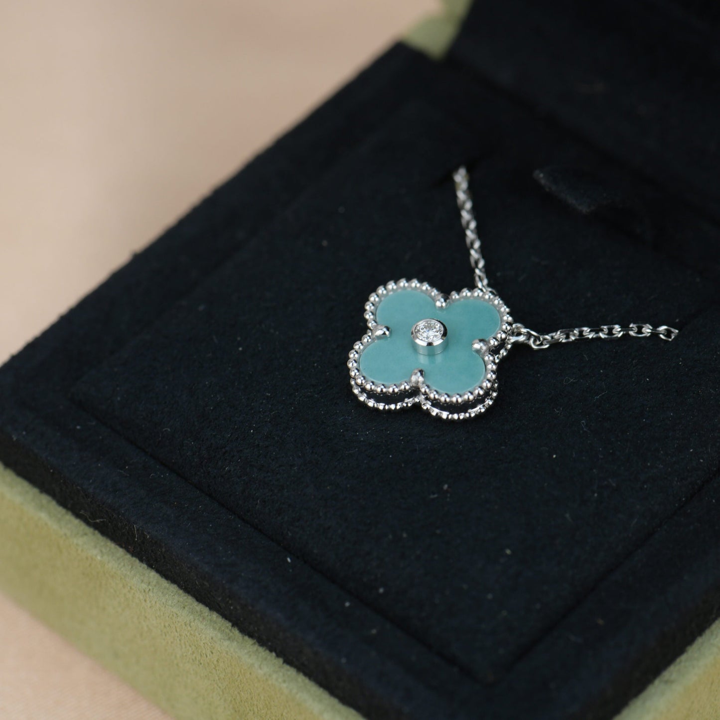 [Joyas Regalia] COLLAR DE PORCELANA SVRES DE DIAMANTES DE 15 MM DE TRÉBOL DE PLATA