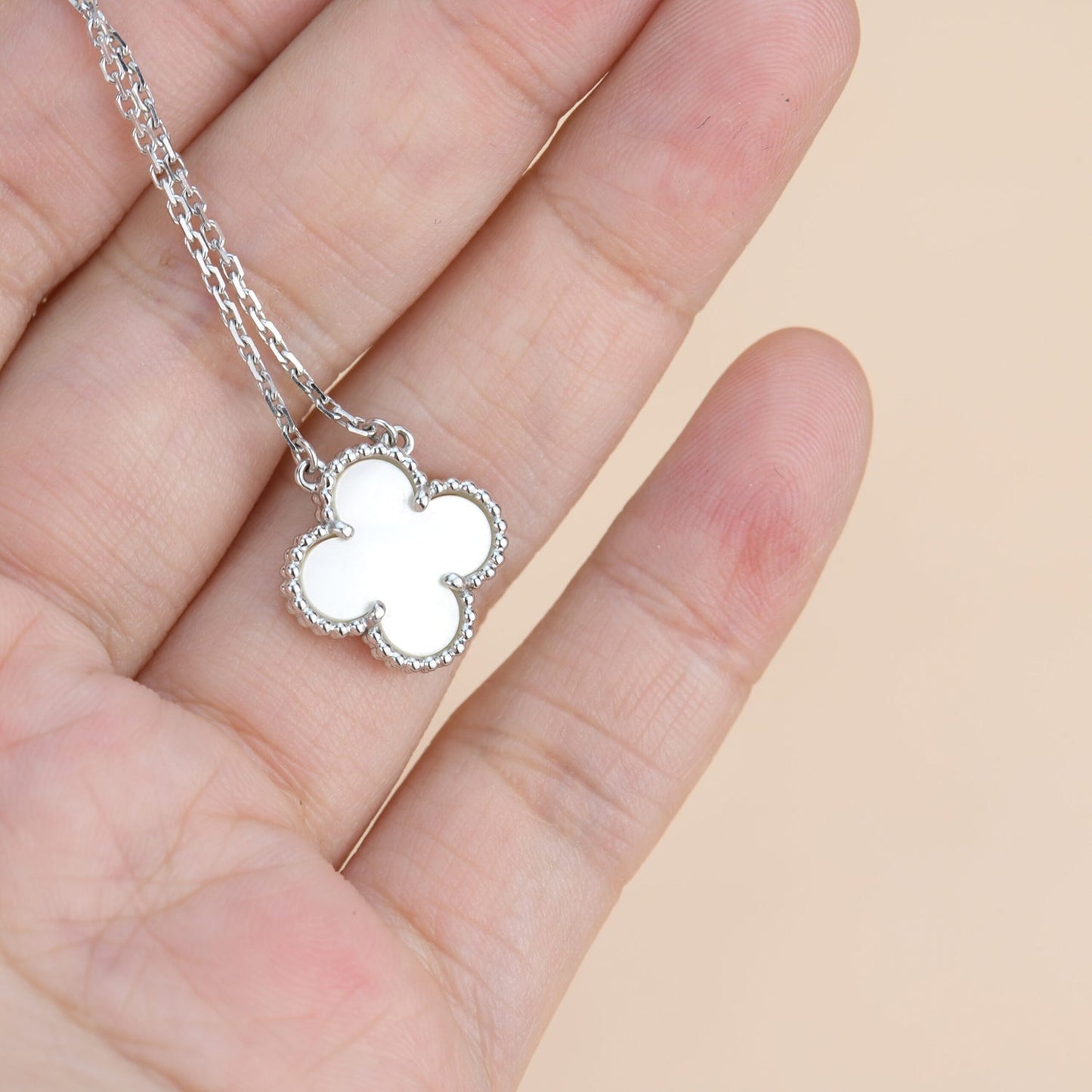 [Joyas Regalia] TRÉBOL 15MM PLATA NÁCAR BLANCA