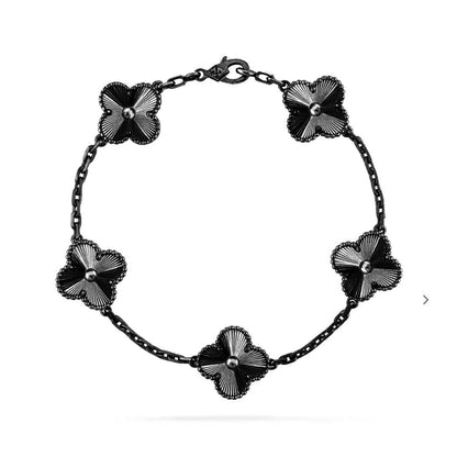 [Joyas Regalia] PULSERA NEGRA CON 5 MOTIVOS DE TRÉBOL 