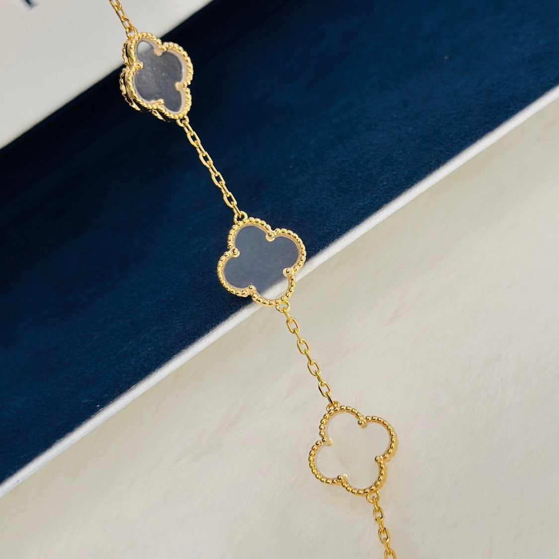 [Regalia jewelry]CLOVER 5 MOTIF ROCK CRYSTAL PINK GOLD BRACELET