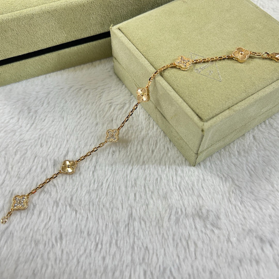 [Joyas Regalia] PULSERA LÁSER CON 6 MOTIVOS DE TRÉBOL Y DIAMANTES