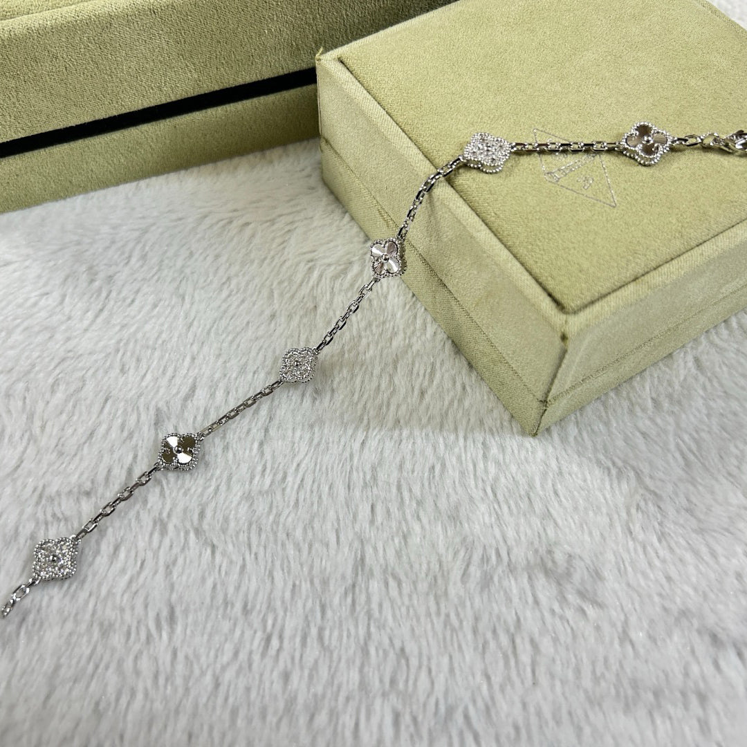 [Joyas Regalia] PULSERA LÁSER CON 6 MOTIVOS DE TRÉBOL Y DIAMANTES