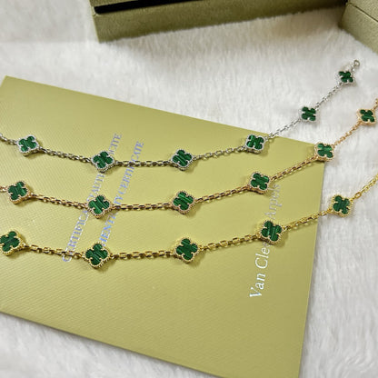 [Joyas Regalia] PULSERA DE MALAQUITA CON 6 MOTIVOS DE TRÉBOL