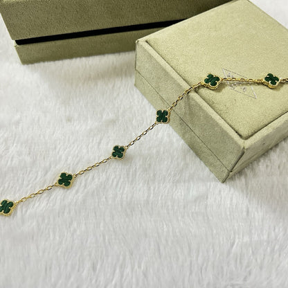 [Joyas Regalia] PULSERA DE MALAQUITA CON 6 MOTIVOS DE TRÉBOL