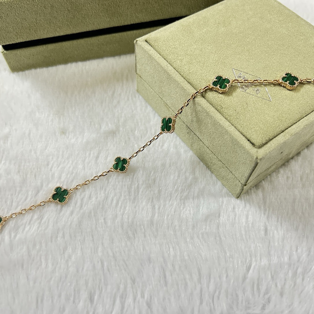 [Joyas Regalia] PULSERA DE MALAQUITA CON 6 MOTIVOS DE TRÉBOL