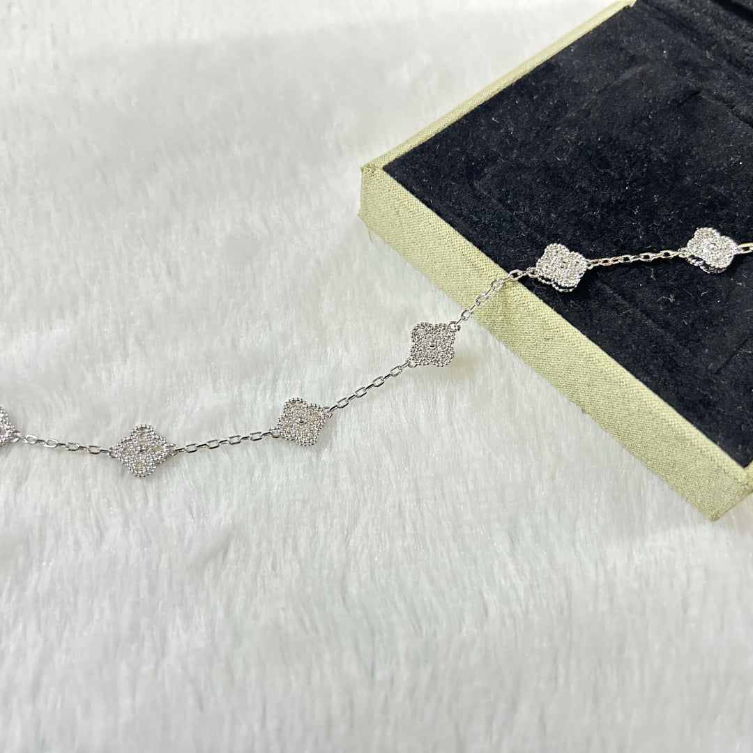 [Joyas Regalia] PULSERA DE DIAMANTES CON 6 MOTIVOS DE TRÉBOL