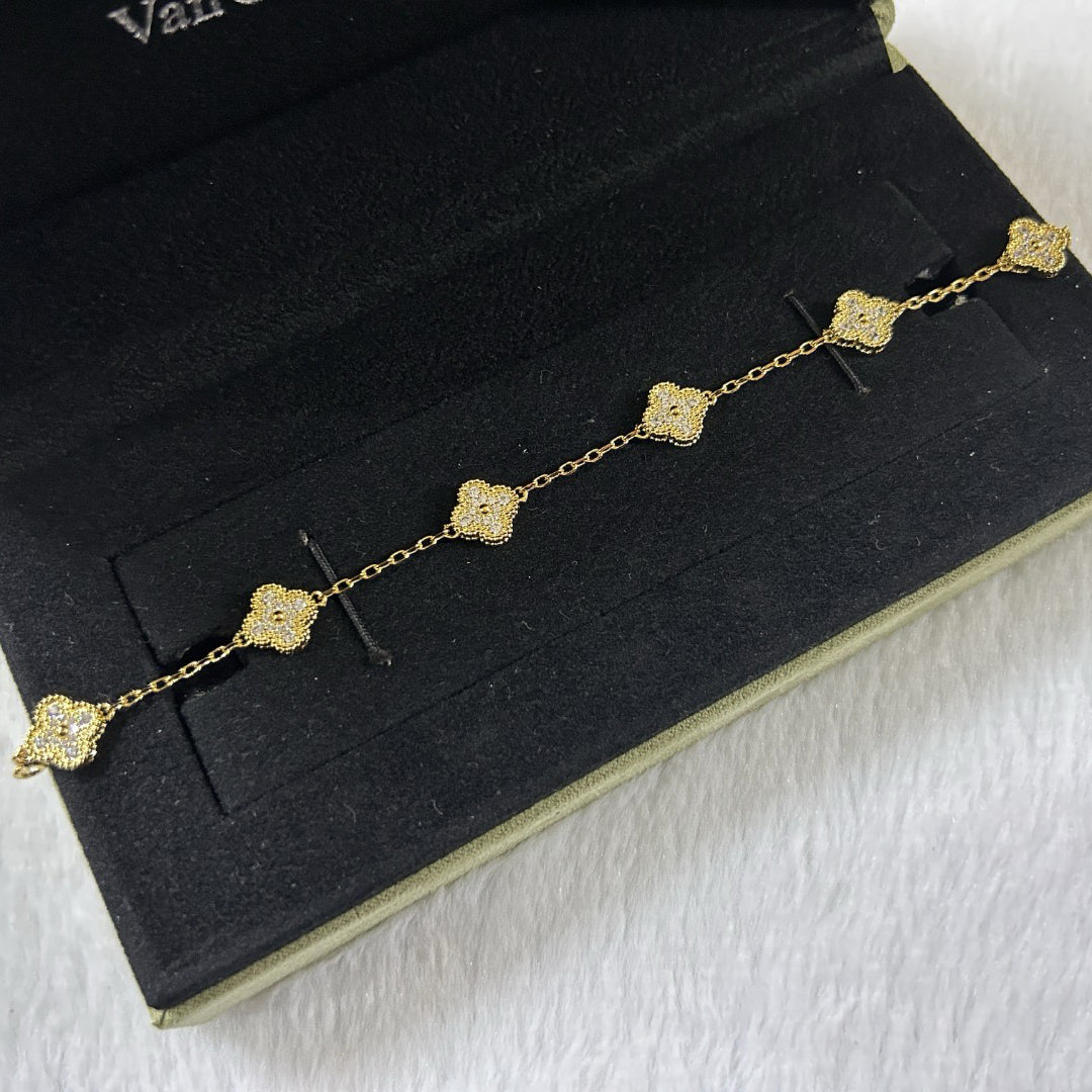 [Joyas Regalia] PULSERA DE DIAMANTES CON 6 MOTIVOS DE TRÉBOL