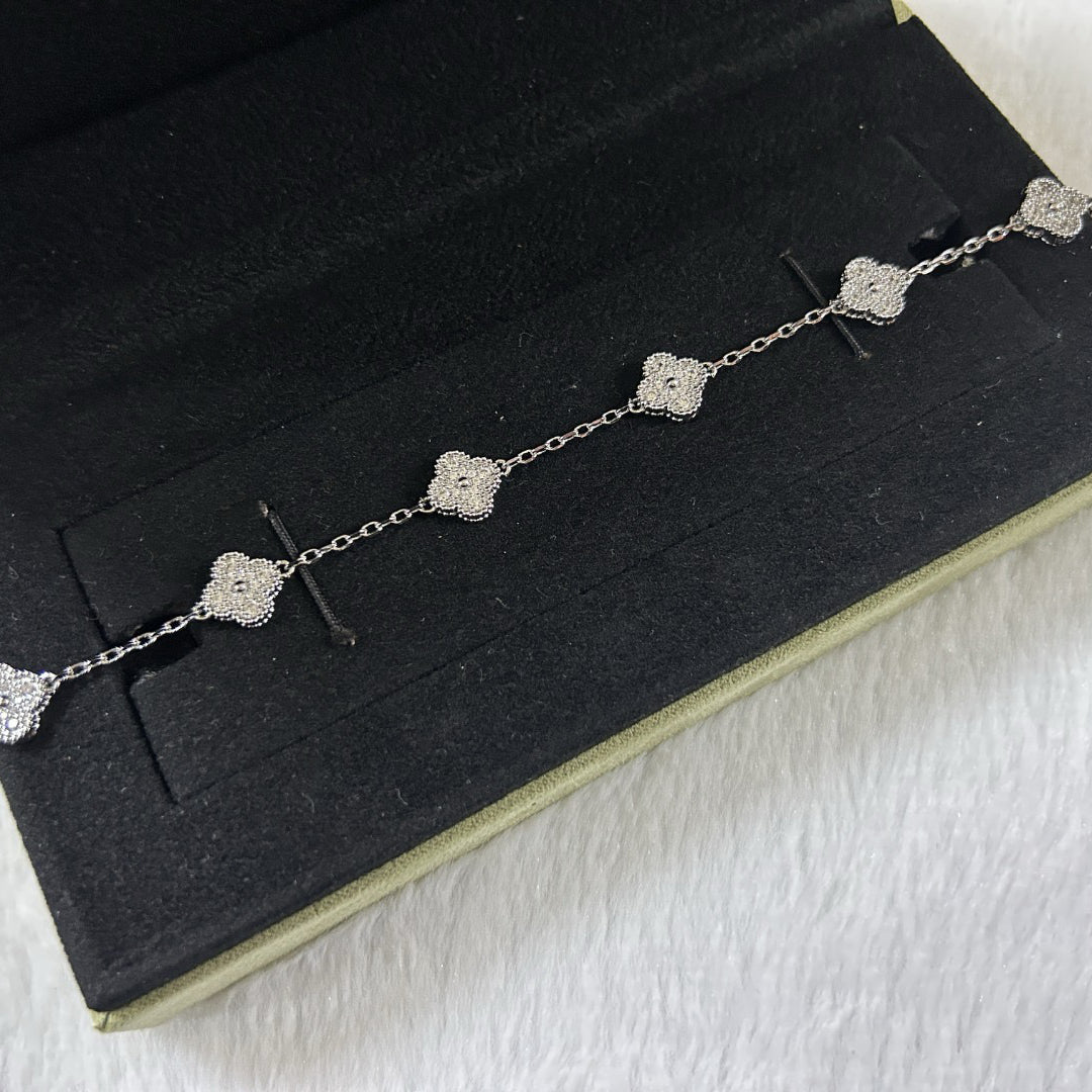 [Joyas Regalia] PULSERA DE DIAMANTES CON 6 MOTIVOS DE TRÉBOL