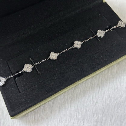 [Joyas Regalia] PULSERA DE DIAMANTES CON 6 MOTIVOS DE TRÉBOL