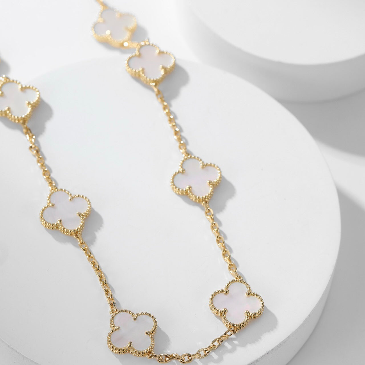 [Joyas Regalia] COLLAR DE NÁCAR BLANCO CON 10 MOTIVOS DE TRÉBOLES