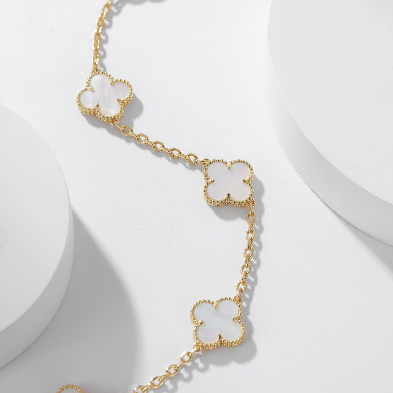 [Joyas Regalia] COLLAR DE NÁCAR BLANCO CON 10 MOTIVOS DE TRÉBOLES