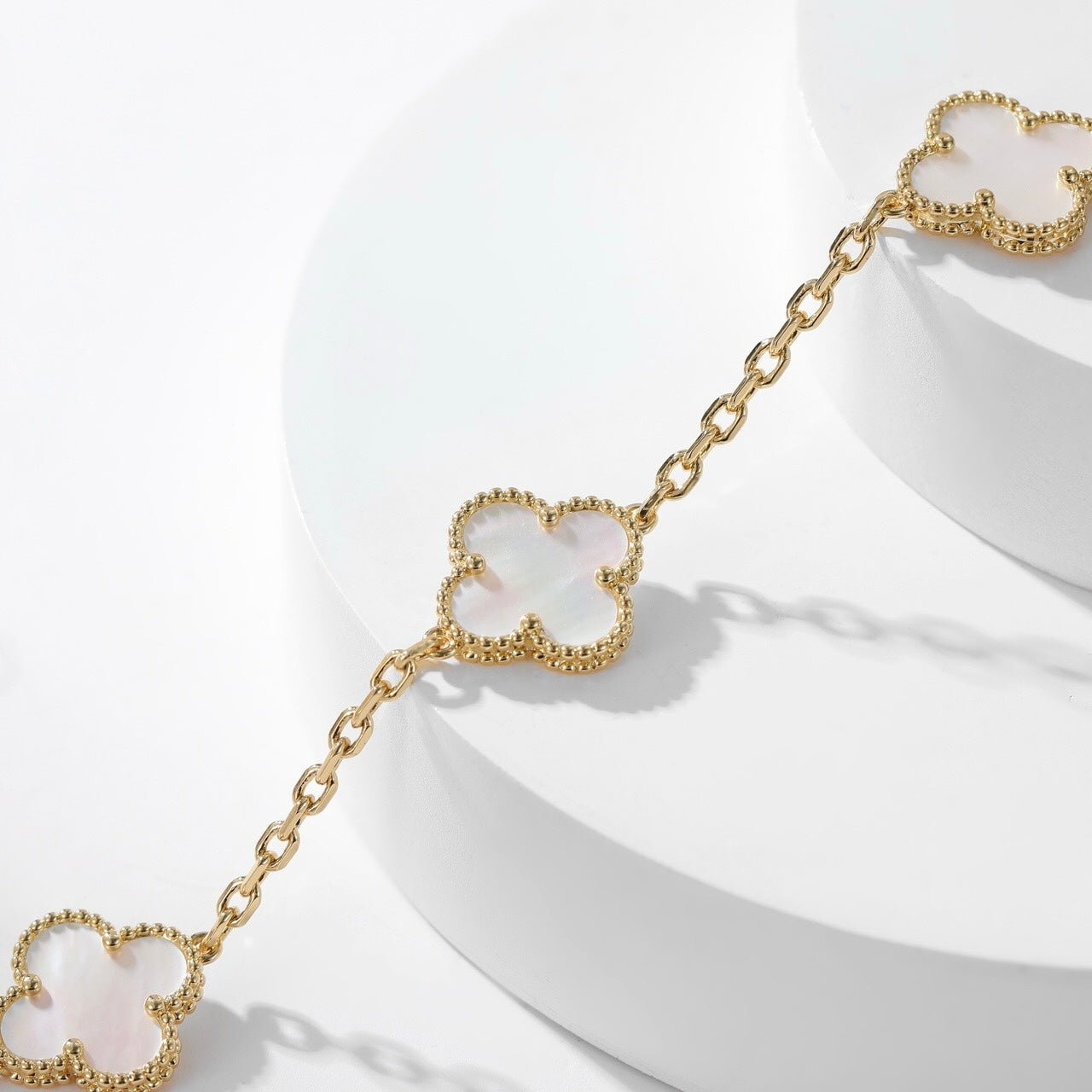[Joyas Regalia] COLLAR DE NÁCAR BLANCO CON 10 MOTIVOS DE TRÉBOLES