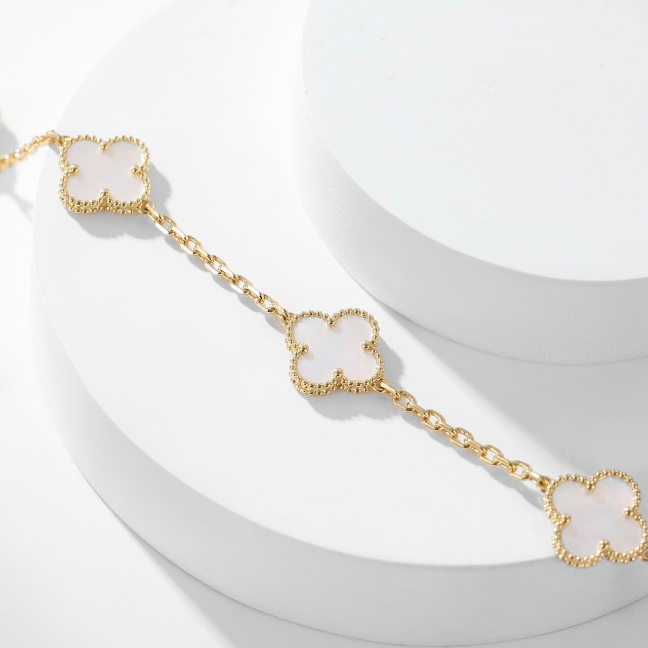 [Joyas Regalia] COLLAR DE NÁCAR BLANCO CON 10 MOTIVOS DE TRÉBOLES