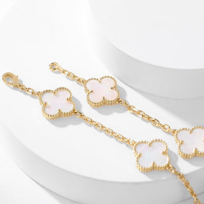 [Joyas Regalia] COLLAR DE NÁCAR BLANCO CON 10 MOTIVOS DE TRÉBOLES