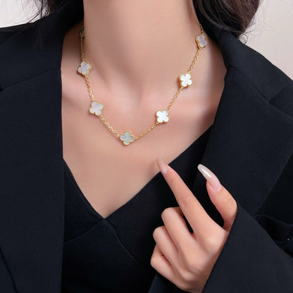 [Joyas Regalia] COLLAR DE NÁCAR BLANCO CON 10 MOTIVOS DE TRÉBOLES