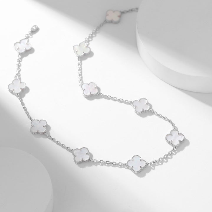 [Joyas Regalia] COLLAR DE NÁCAR BLANCO CON 10 MOTIVOS DE TRÉBOLES