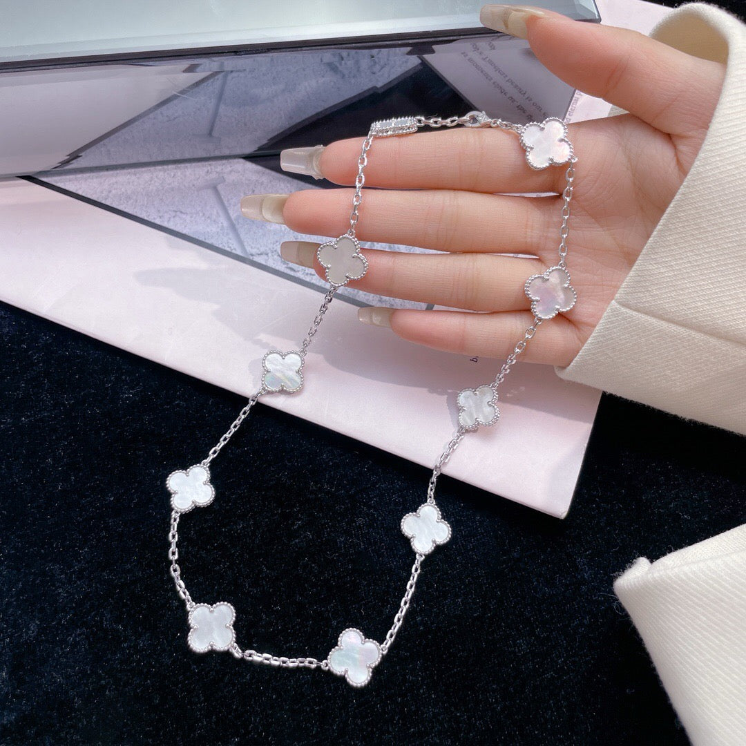 [Joyas Regalia] COLLAR DE NÁCAR BLANCO CON 10 MOTIVOS DE TRÉBOLES