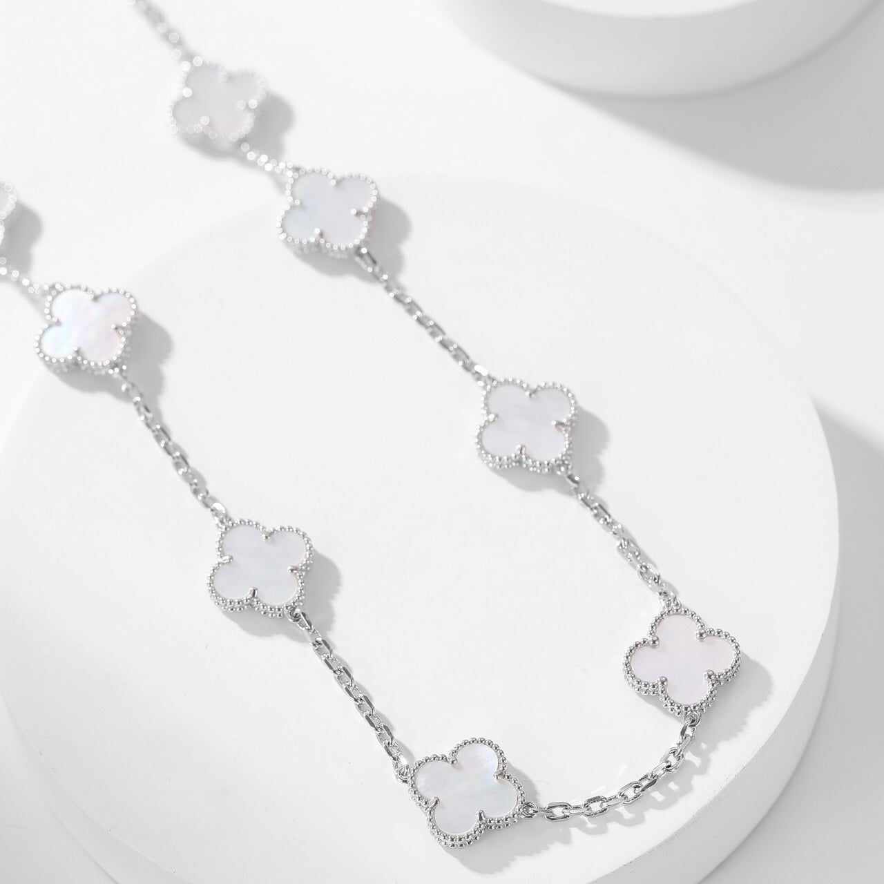 [Joyas Regalia] COLLAR DE NÁCAR BLANCO CON 10 MOTIVOS DE TRÉBOLES
