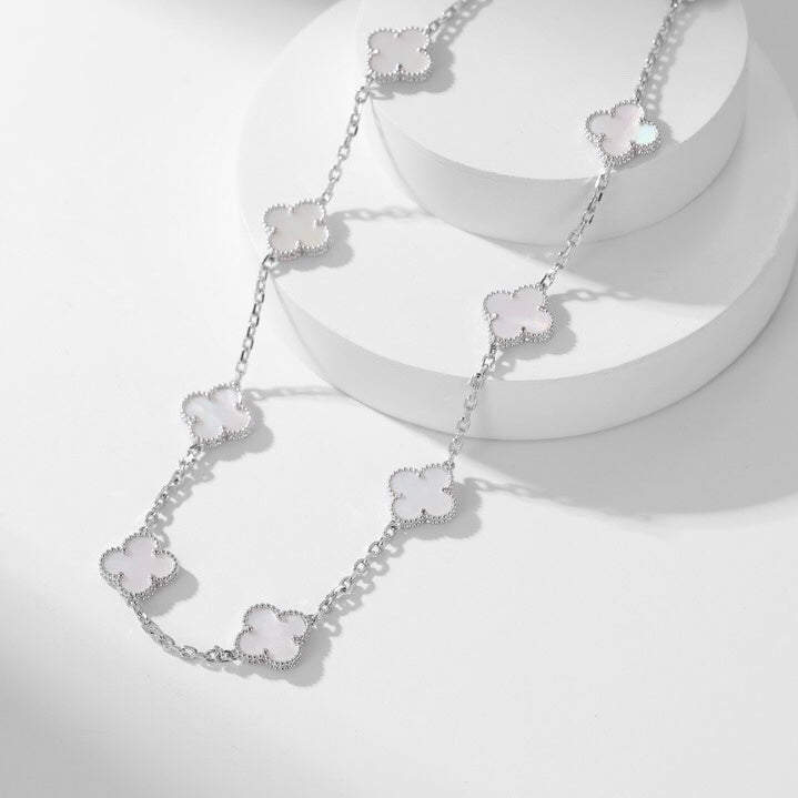 [Joyas Regalia] COLLAR DE NÁCAR BLANCO CON 10 MOTIVOS DE TRÉBOLES