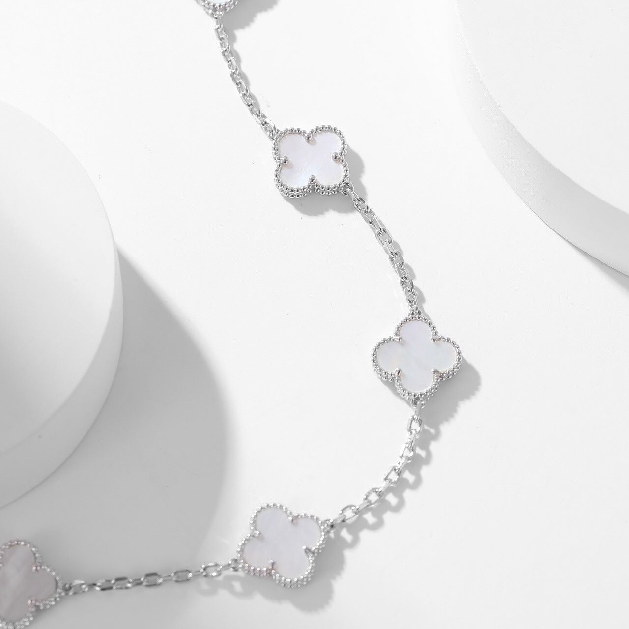 [Joyas Regalia] COLLAR DE NÁCAR BLANCO CON 10 MOTIVOS DE TRÉBOLES