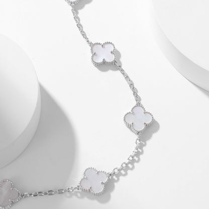 [Joyas Regalia] COLLAR DE NÁCAR BLANCO CON 10 MOTIVOS DE TRÉBOLES