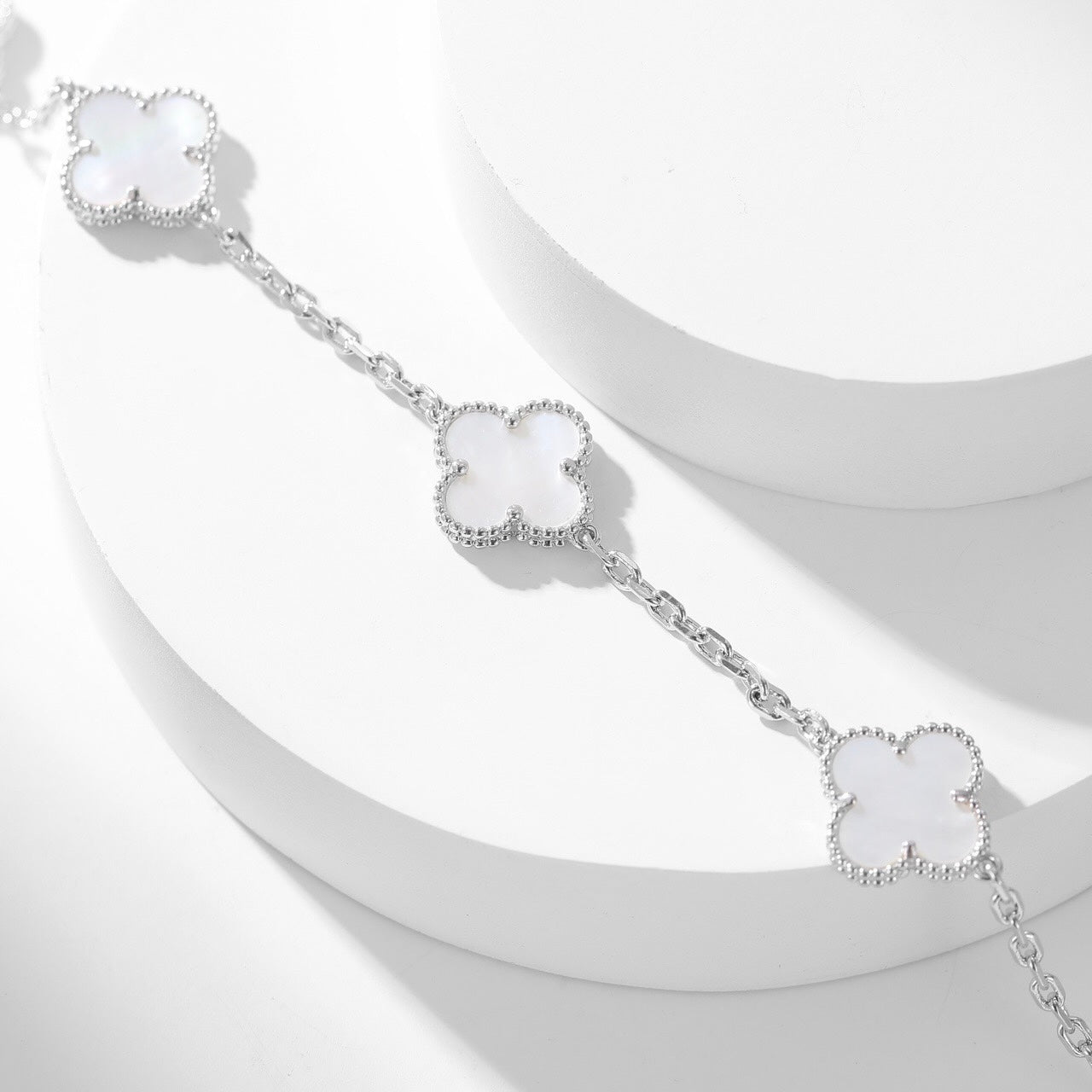 [Joyas Regalia] COLLAR DE NÁCAR BLANCO CON 10 MOTIVOS DE TRÉBOLES