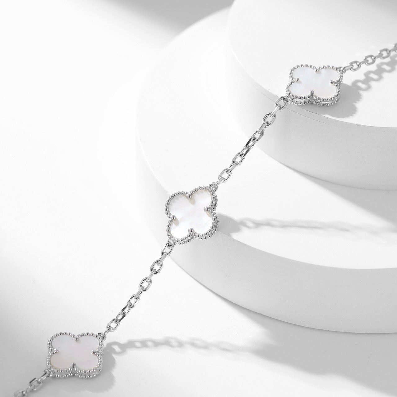 [Joyas Regalia] COLLAR DE NÁCAR BLANCO CON 10 MOTIVOS DE TRÉBOLES