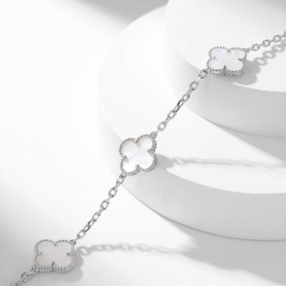 [Joyas Regalia] COLLAR DE NÁCAR BLANCO CON 10 MOTIVOS DE TRÉBOLES