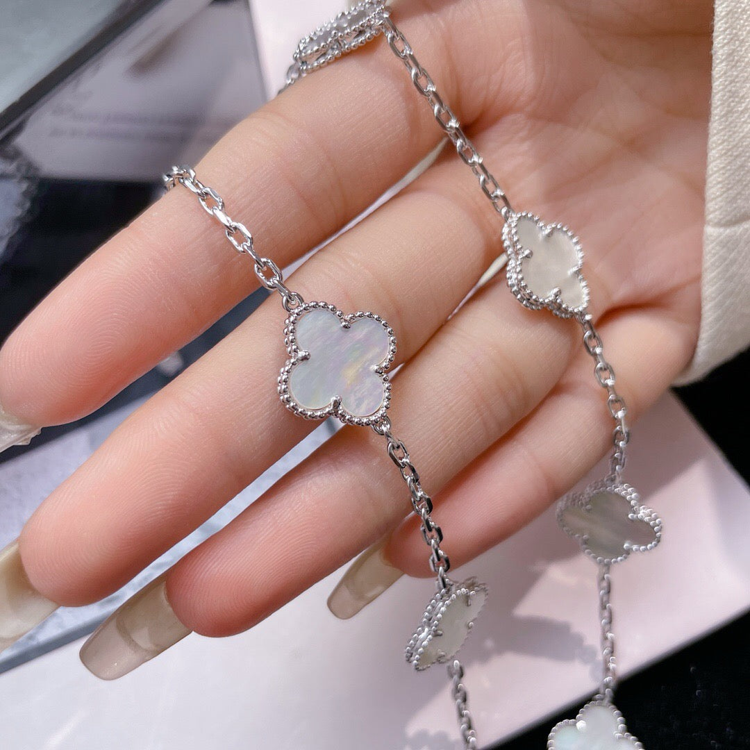 [Joyas Regalia] COLLAR DE NÁCAR BLANCO CON 10 MOTIVOS DE TRÉBOLES
