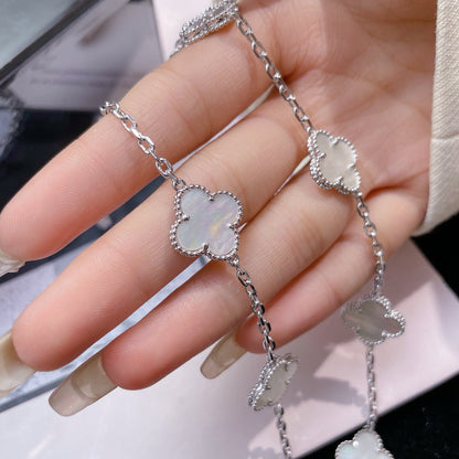[Joyas Regalia] COLLAR DE NÁCAR BLANCO CON 10 MOTIVOS DE TRÉBOLES