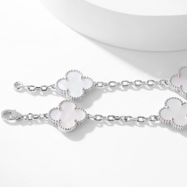 [Joyas Regalia] COLLAR DE NÁCAR BLANCO CON 10 MOTIVOS DE TRÉBOLES