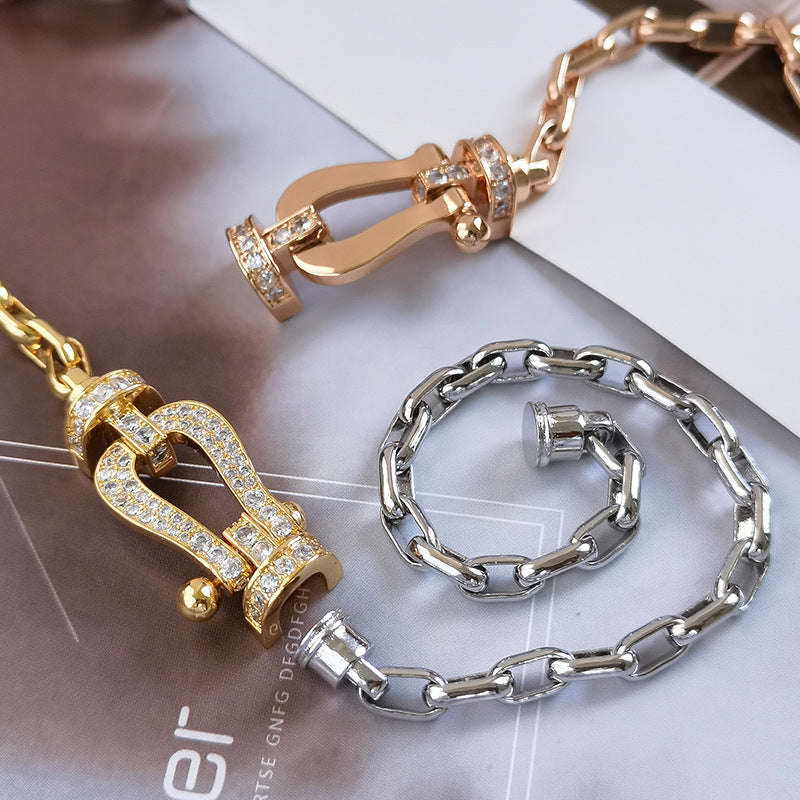 [Joyas Regalia]Pulsera de metal con cierre de herradura grande FORCE