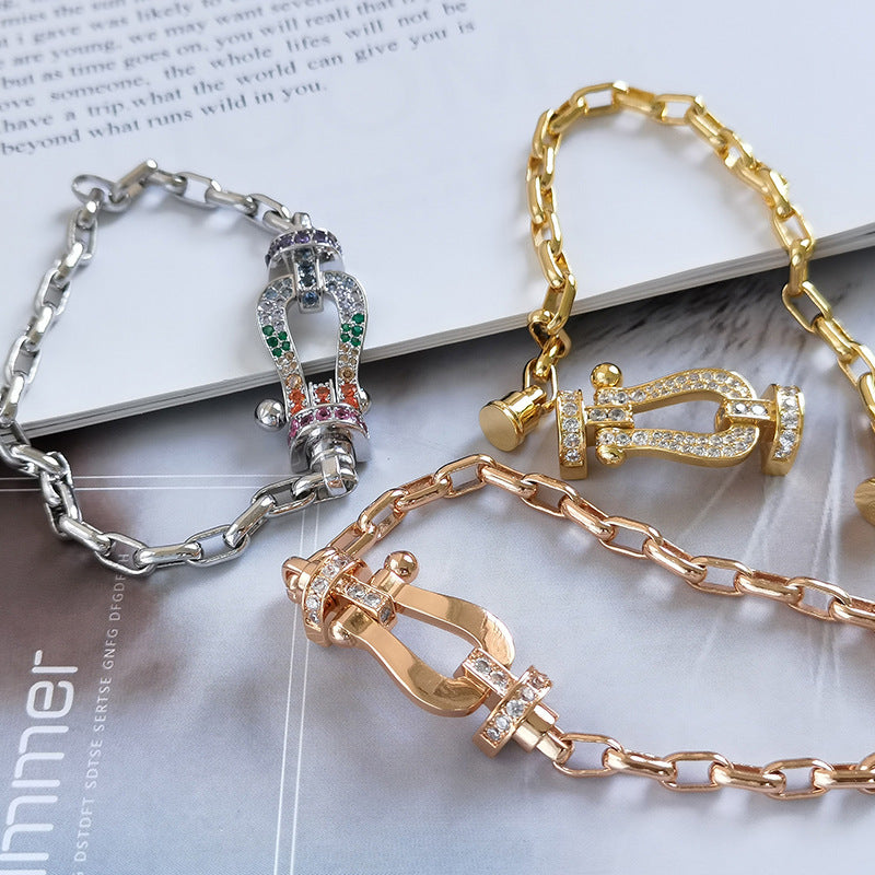 [Joyas Regalia]Pulsera de metal con cierre de herradura grande FORCE