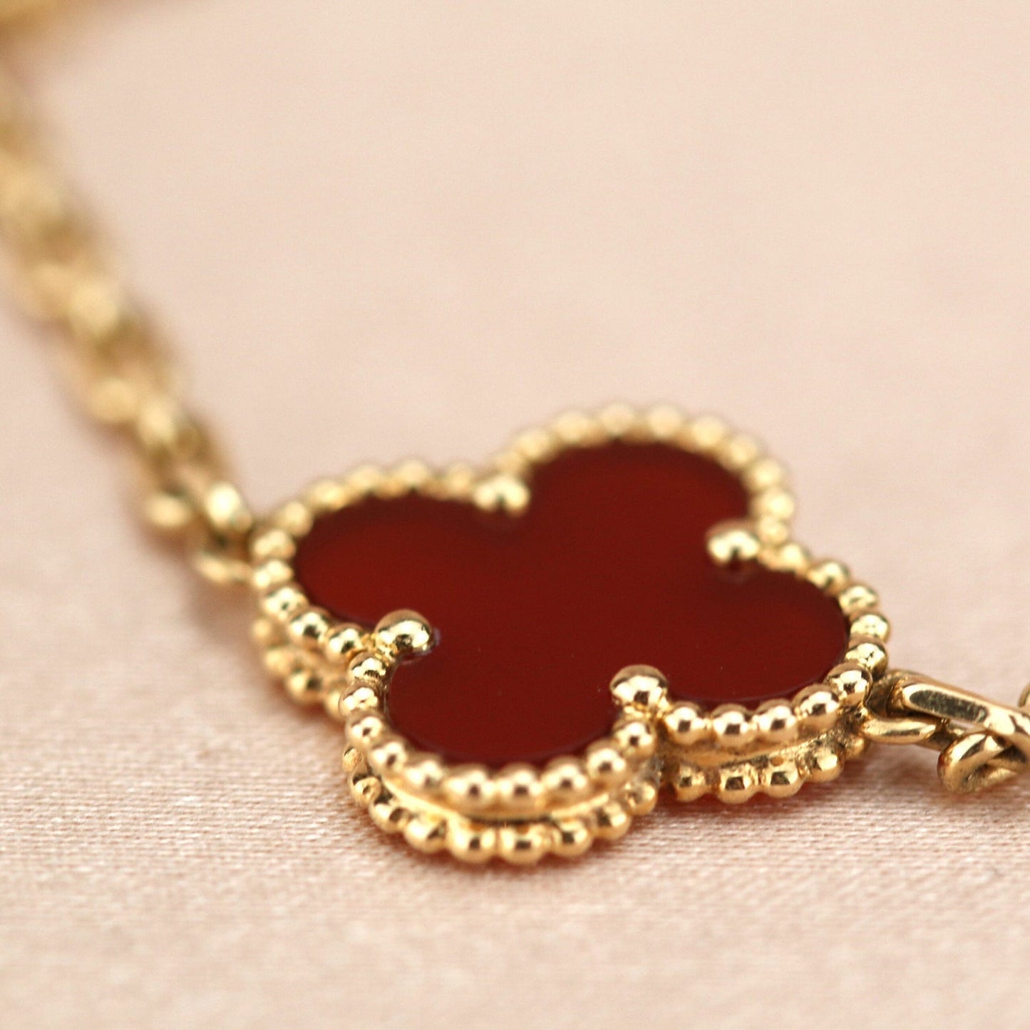 [Joyas Regalia]Pulsera de ágata roja con cinco motivos de trébol 