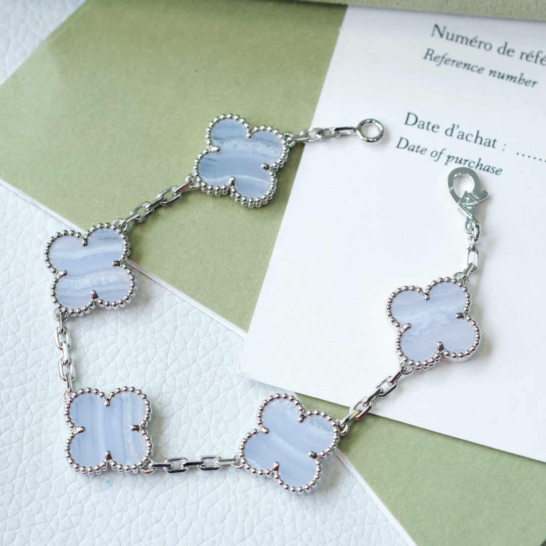 [Joyas Regalia] PULSERA DE PLATA CON 5 MOTIVOS DE TRÉBOL Y CALCEDONIA PÚRPURA 