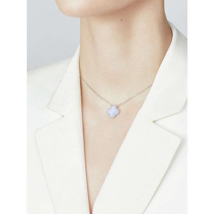 [Joyas Regalia] COLLAR DE TRÉBOL DE 15 MM DE CALCEDONIA AZUL PLATA