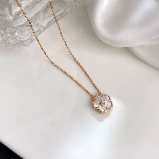 [Joyas Regalia] COLLAR DE FLOR DE CIRUELO CON TRAPEADOR BLANCO DE LA SUERTE