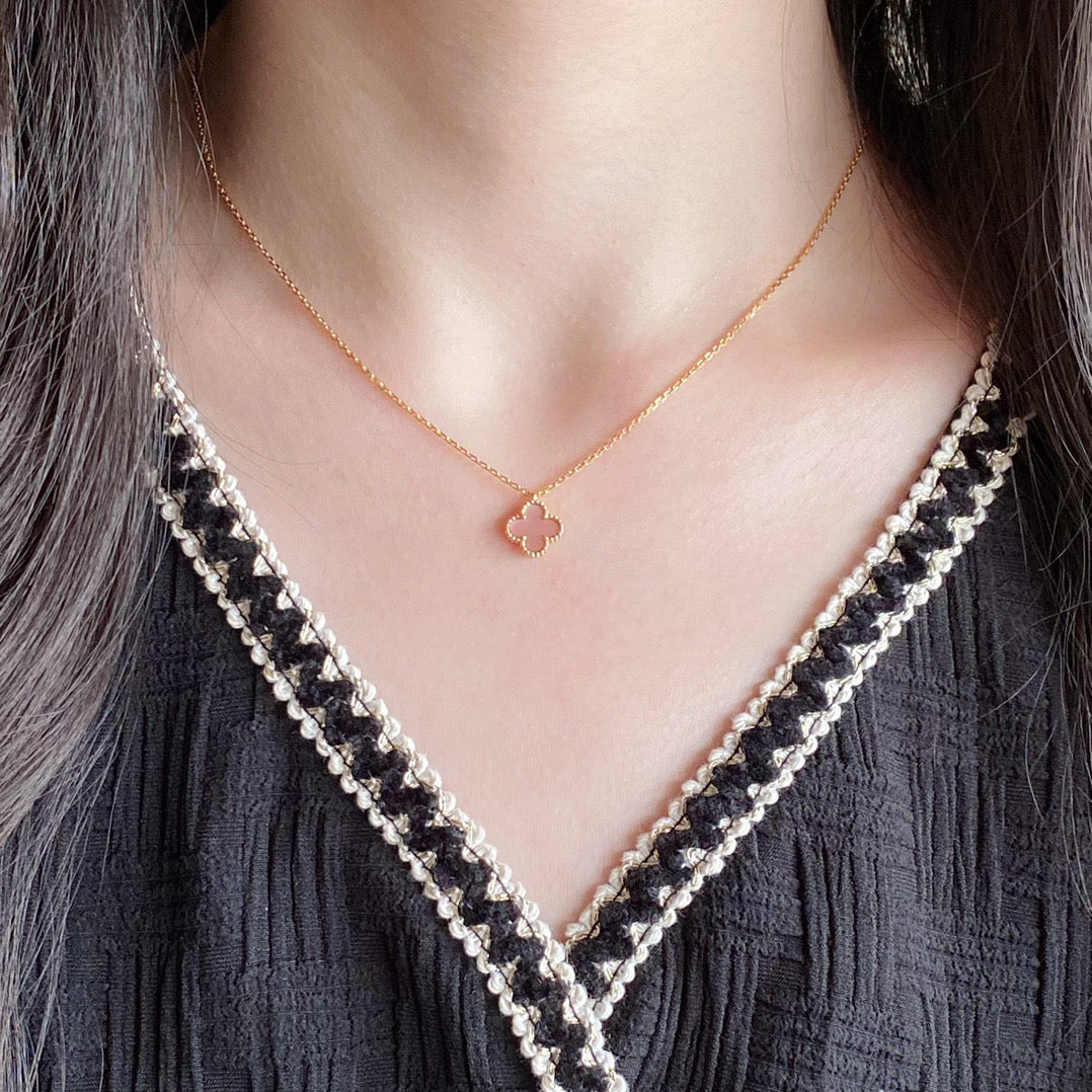 [Joyas Regalia] COLLAR DE UNA SOLA FLOR DE NÁCAR ROSA DE 15 MM CON TRÉBOL