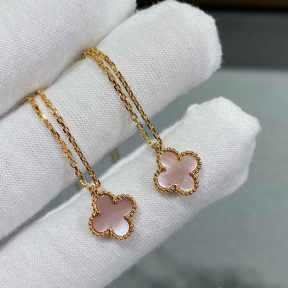 [Joyas Regalia] COLLAR DE UNA SOLA FLOR DE NÁCAR ROSA DE 15 MM CON TRÉBOL