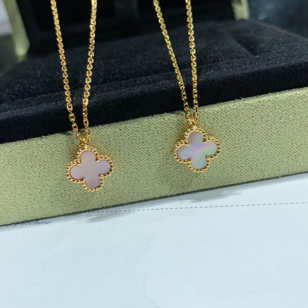 [Joyas Regalia] COLLAR DE UNA SOLA FLOR DE NÁCAR ROSA DE 15 MM CON TRÉBOL