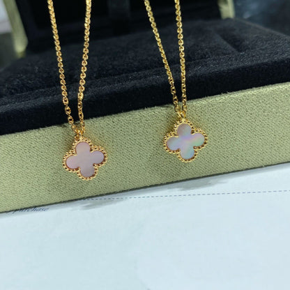 [Joyas Regalia] COLLAR DE UNA SOLA FLOR DE NÁCAR ROSA DE 15 MM CON TRÉBOL