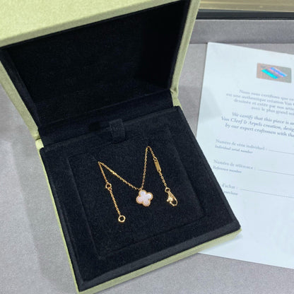 [Joyas Regalia] COLLAR DE UNA SOLA FLOR DE NÁCAR ROSA DE 15 MM CON TRÉBOL