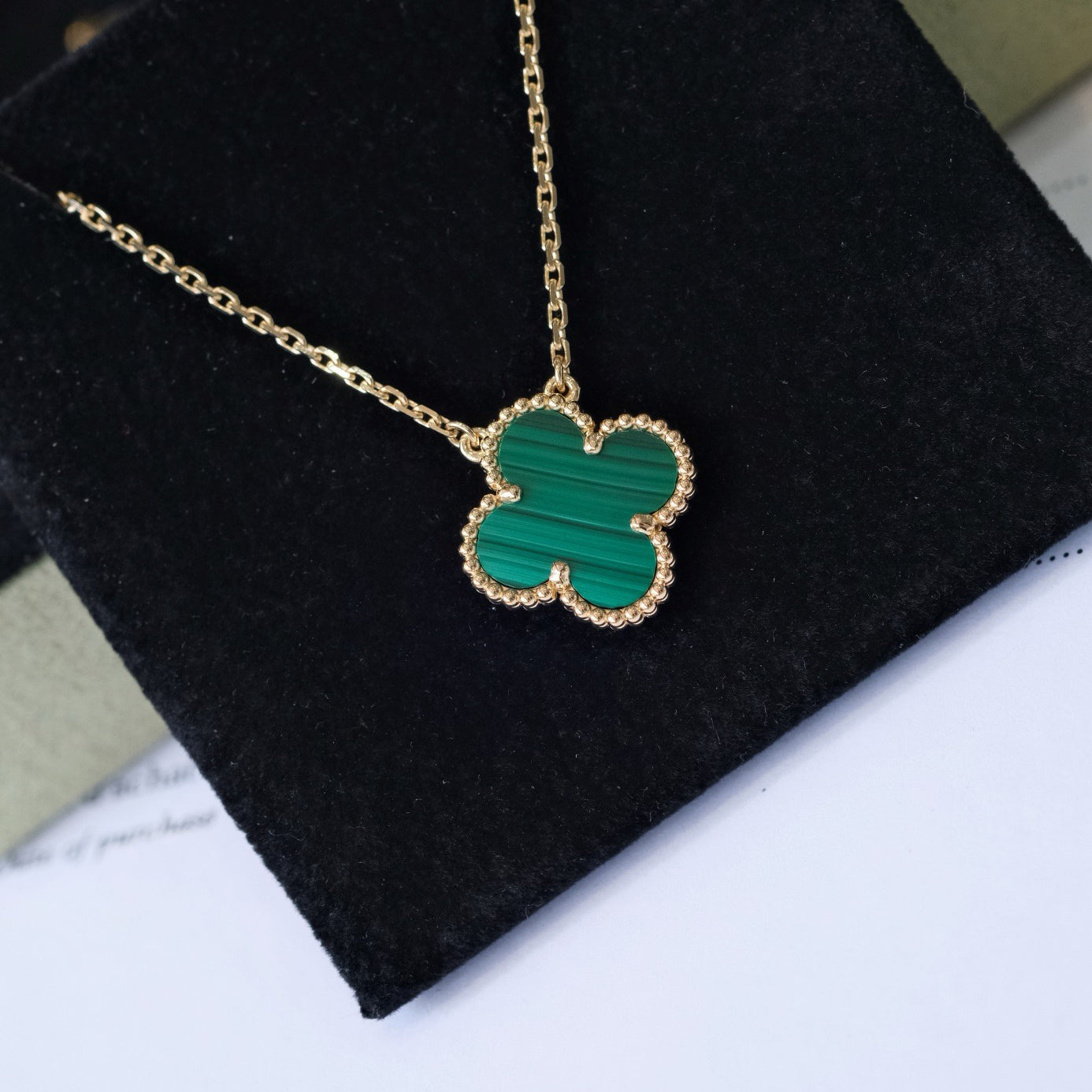 [Joyas Regalia] COLLAR DE UNA SOLA FLOR DE MALAQUITA DE 15 MM CON TRÉBOL