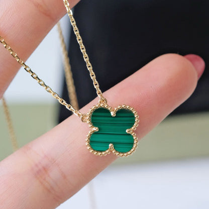 [Joyas Regalia] COLLAR DE UNA SOLA FLOR DE MALAQUITA DE 15 MM CON TRÉBOL
